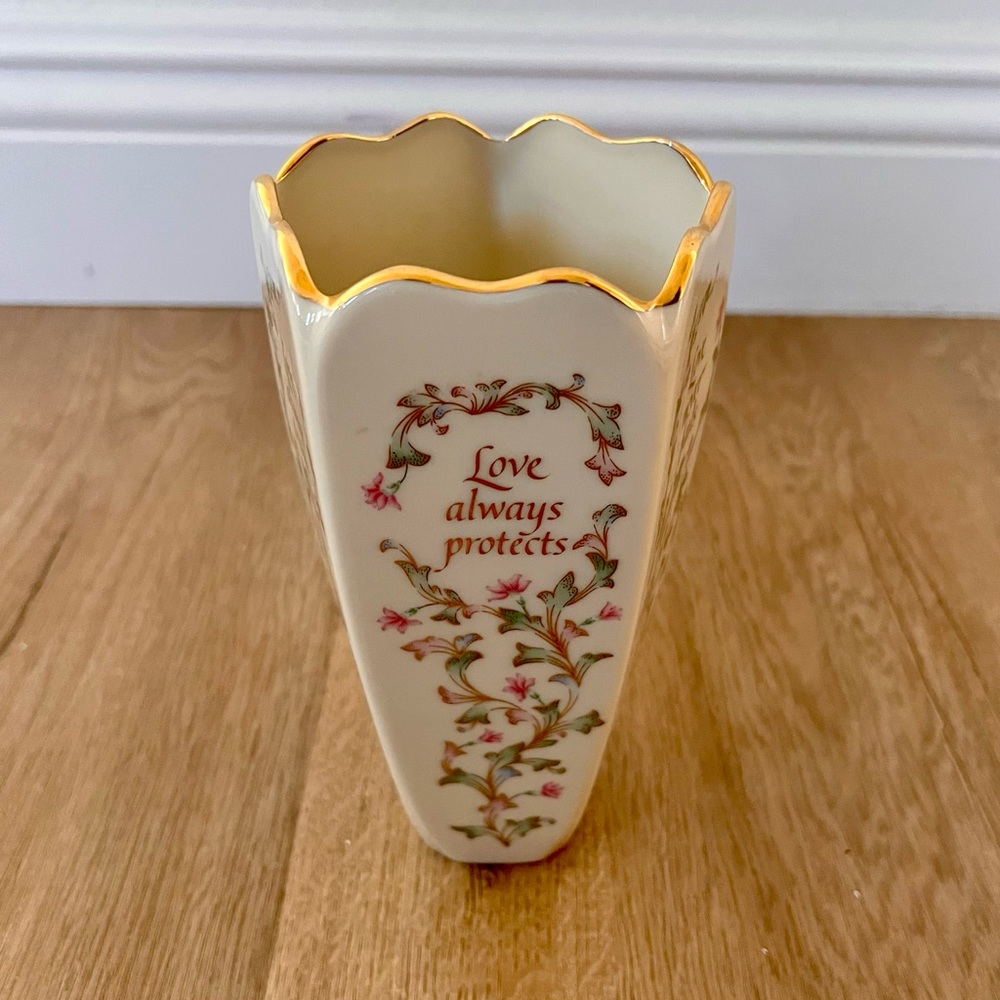 Lenox Porcelain Vase “Love Always Hopes,‎ Trust…& Never Fails” USA Gold Trim 7”